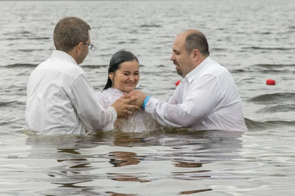 Kiev, Ukrayna. 22 Temmuz 2018 iki papazlar kız vaftiz..