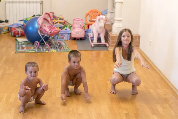 Três Crianças Fazem Exercícios Conceito Estilo Vida Saudável Crianças Pequenas — Fotografia de Stock