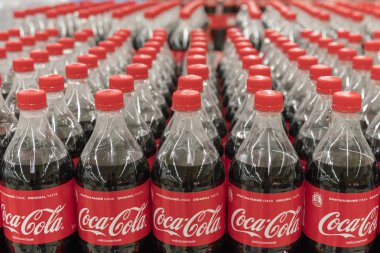 Kiev, Ukrayna. 22 Temmuz 2018 kola şişelerde hipermarket bakkal satışında raf görüntüsünün satırda saklamak. Coca Cola ve kola, Coca-Cola Company tarafından üretilen bir gazlı meşrubat olduğunu.