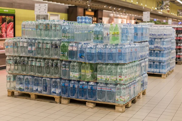 Kiev Oekraïne Juli 2018 Pallets Met Mineraalwater Winkel Beste Bescherming — Stockfoto