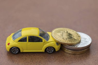 Arka plan sikkeler, araç kredisi, araba sigortası, Finansal Kiralama, ulaşım vergi kavramı üzerinde araba modeli.