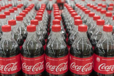 Kiev, Ukrayna. 22 Temmuz 2018 kola şişelerde hipermarket bakkal satışında raf görüntüsünün satırda saklamak. Coca Cola ve kola, Coca-Cola Company tarafından üretilen bir gazlı meşrubat olduğunu.