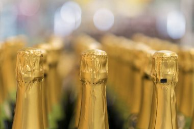 perspektif görünümü ayrıntı altın şampanya mağaza raf içinde düzenlenmiş Üstler şişe.