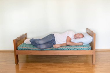 Bir adam boş bir odada boş bir yatakta uyuyor. Yalnızlık kavramını. Bekarlığa veda hayat