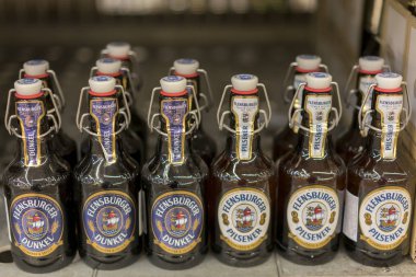 Kiev, Ukrayna. 22 Temmuz 2018 Kiev, Ukrayna. 22 Temmuz 2018 Flensburger bira şişeleri süpermarket Stand.