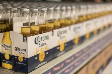 Kiev, Ukrayna. 22 Temmuz 2018 Kiev, Ukrayna. 22 Temmuz 2018 Corona bira şişeleri üzerinde süpermarket.