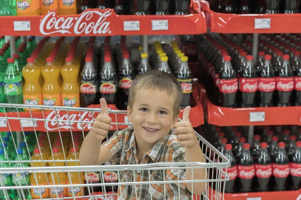 Kiev Ukrajna Július 2018 Boldog Fiú Háttérben Üveg Coca Cola — Stock Fotó