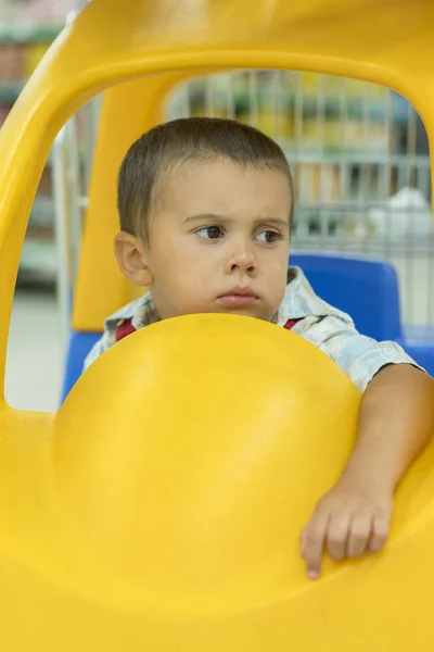 Симпатичний Сумний Маленький Річний Хлопчик Дитина Маленькій Візку Іграшкового Автомобіля — стокове фото