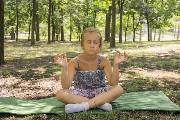 Criança Fazendo Exercício Plataforma Livre Estilo Vida Saudável Yoga Menina — Fotografia de Stock