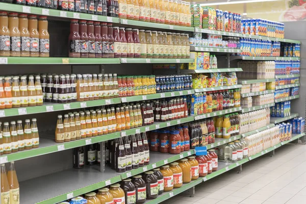 Kiev Oekraïne Juli 2018 Vruchtensappen Planken Een Supermarkt Vruchtensap Consumptie — Stockfoto