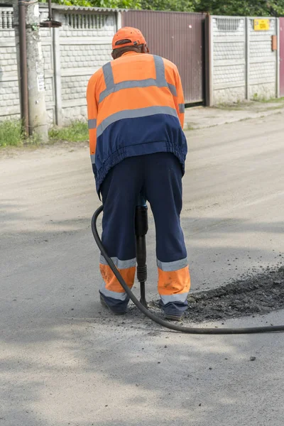 Reparación Carreteras Trabajador Está Reparando Carretera Hombre Trabaja Con Martillo — Foto de Stock