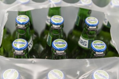 Kiev, Ukrayna. 22 Temmuz 2018 bira tuborg polietilen kutusunda.