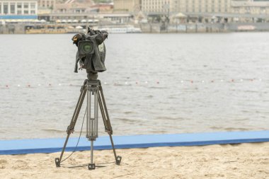 TV kamera nehir sahilde. Sahilde fotoğraf çekmek için kamera