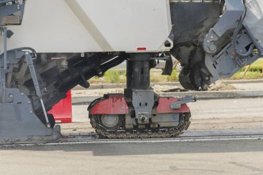 Yol asfaltlama için makine.