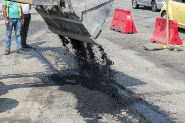 Yol asfaltlama işlemi. Yol asfaltlama için makine.