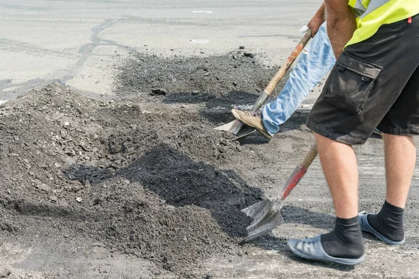 Trabajadores Maquinaria Están Trabajando Camino Pavimentado Con Asfalto Grava Construcción — Foto de Stock