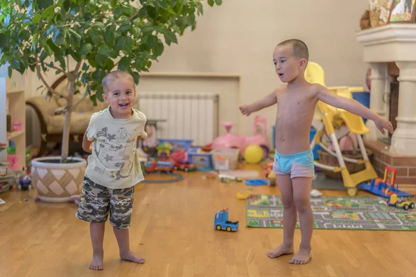 Два Маленьких Мальчика Дома Занимаются Спортом Дети Делают Упражнения Два — стоковое фото