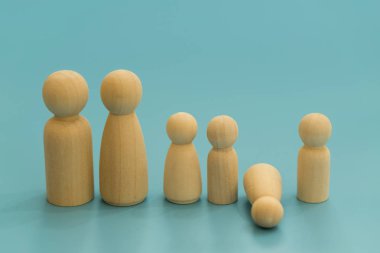 Çocuğun ölüm kavramı. Çocuğun, kaybı ölümü kavramı. Ahşap figürler anne ve çocuk mavi bir arka plan üzerinde. çocuğun rakam düştü.