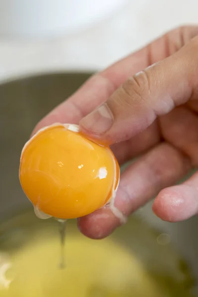 Женские Руки Отделяют Яичный Белок Желтка Над Миской Кухне Повар — стоковое фото