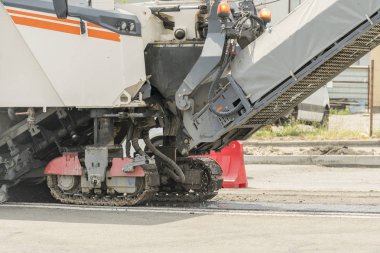 Yol asfaltlama için makine.