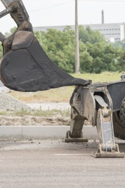 Yol asfaltlama işlemi. Yol asfaltlama için makine. dikey fotoğraf.