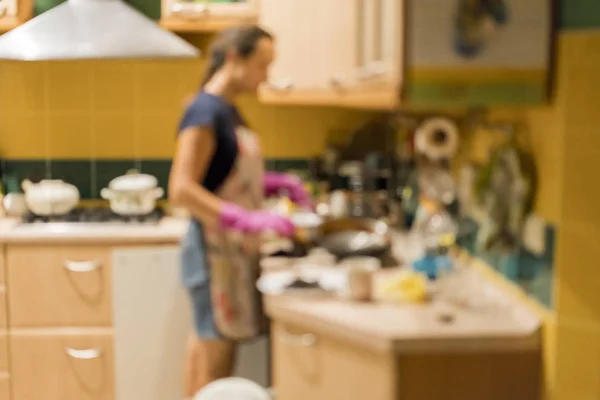 Mulheres Cozinha Estão Lavar Pratos Desfoque — Fotografia de Stock