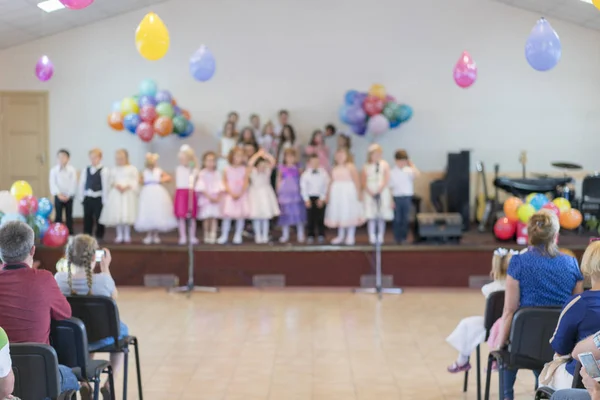 Anaokulu Çocuk Tatil Sahne Alanı Nda Çocuk Ailesinin Önünde Gerçekleştirin — Stok fotoğraf