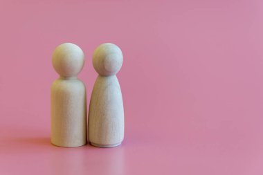 Aşık olan kavramı. İki ahşap bir pembe şekil. kopya alanı.