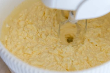 twist beyaz krem spiining içinde darbe, yakın çekim. Beyaz Mikser kırbaç hamur.