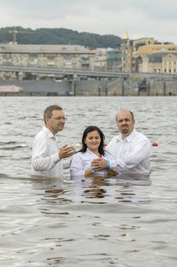 Kiev, Ukrayna. 22 Temmuz 2018 kız iki papazlar vaftiz ediyorum. dikey fotoğraf
