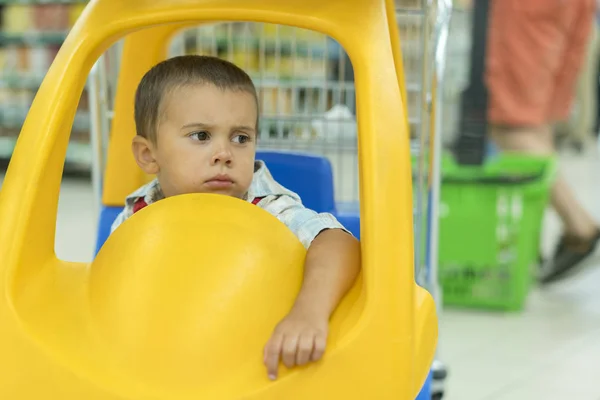 Милий Сумний Маленький Річний Хлопчик Дитина Маленькій Візку Іграшкового Автомобіля — стокове фото