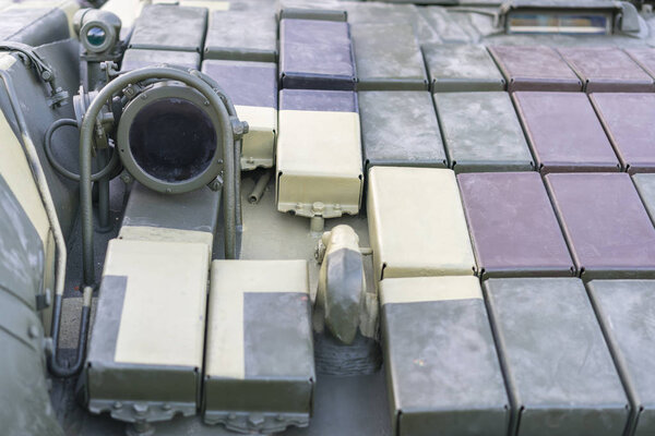 Динамический бронированный танк. Башня и передняя часть бака с динамической защитой и оптическими устройствами. Изолированный на белом фоне
.