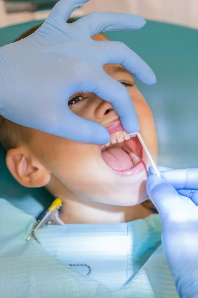 Dentiste Examinant Les Dents Garçon Clinique Petit Patient Dans Chaise — Photo