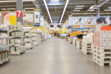 Soyut bulanıklık süpermarket indirim mağazası koridor veya ürün rafları iç ufuk arka plan. Süpermarket koridor ve raflar içinde bulanık arka planı için.