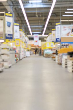 Arka plan olarak soyut bulanık süpermarket koridor renkli raflar ile. dikey fotoğraf.