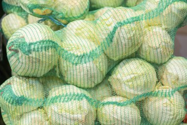 Lahana torbalarda. Lahana, lahana natürmort, bir sürü yalan bir torba içinde.