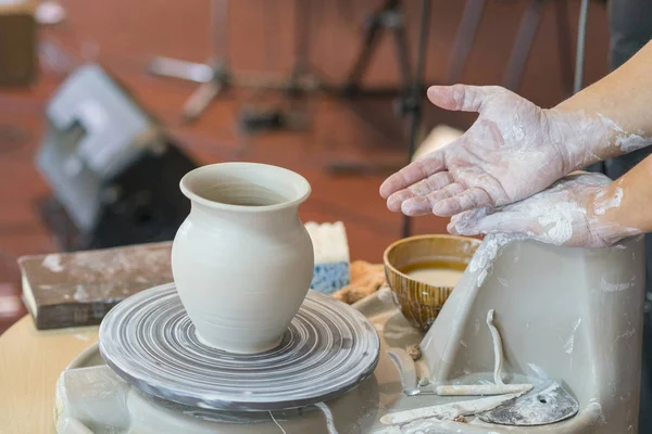 Potter Formy Garnek Gliny Koło Garncarskie Rękach Mistrza Utworzyć Pulę — Zdjęcie stockowe