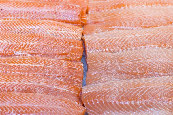スーパー マーケットのカウンターの上の氷にサケの切り身 スーパーで氷で赤魚の切り身 海洋健康食品 — ストック写真
