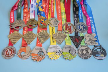 Kiev, Ukrayna. 2 Eylül 2018 birçok farklı spor madalya mavi bir arka plan üzerinde. Madalya Yarım maraton, maraton ve diğer mesafeler