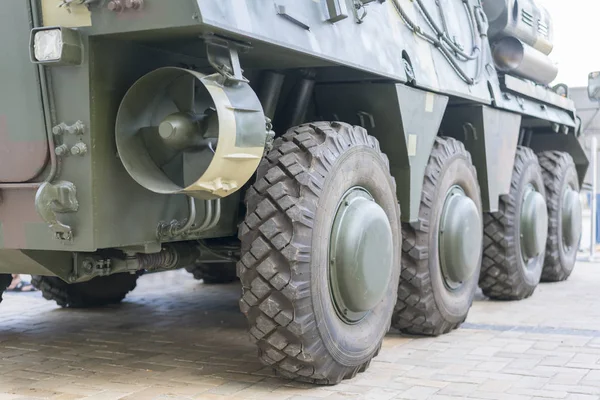 Zırhlı personel taşıyıcı, arka görüş. Piyade askeri taşıma aracı