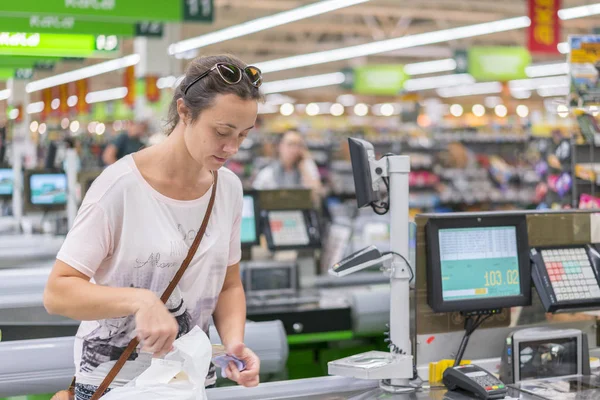 Számít Pénztár Szupermarketben — Stock Fotó