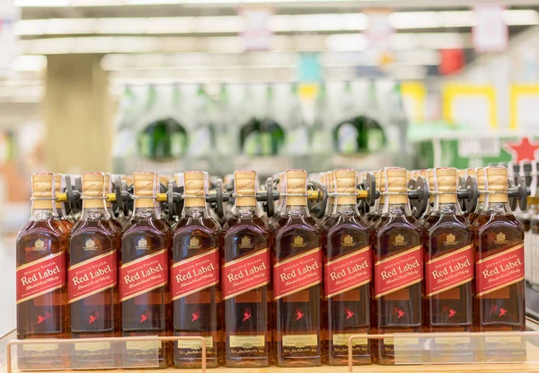 Kiev, Ukrayna. 15 Temmuz 2018. Şişe Johnnie Walker Scotch viski raflar Satılık hipermarket içinde saklayın. Viski süpermarkette rafta.