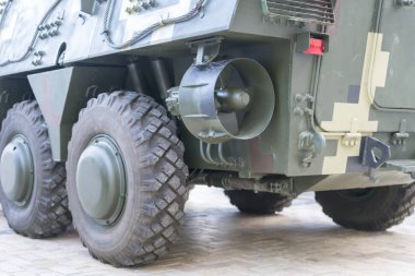 Zırhlı personel taşıyıcı, arka görüş. Askeri araç amfibi