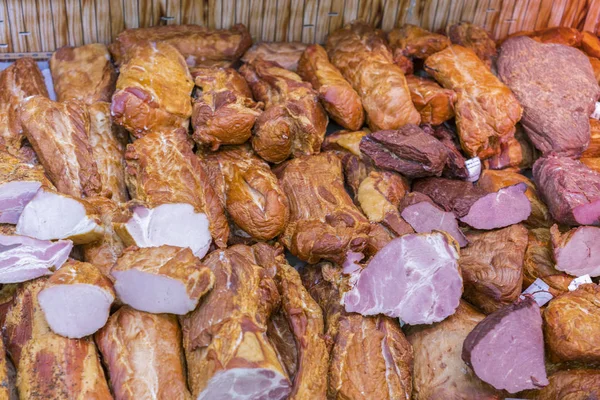 Дели Демонстрируют Холодное Мясо Салями Копченое Мясо Витрине Магазина Балыки — стоковое фото