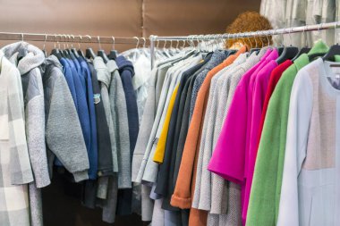Moda giysiler bir butik mağazası. Kadın giyim mağaza