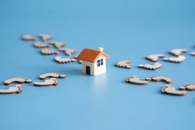 Eve dönen kavramı. Ayak izleri evine yol.