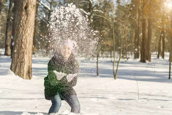 Portret Pięknej Dziewczyny Rzucanie Śniegiem Zimą Szczęśliwa Młoda Kobieta Odgrywa — Zdjęcie stockowe
