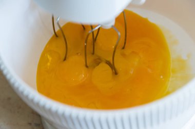 Mikser fırçalamak yumurta. Yumurta yenerek elektrikli karıştırıcı çırpıcı.