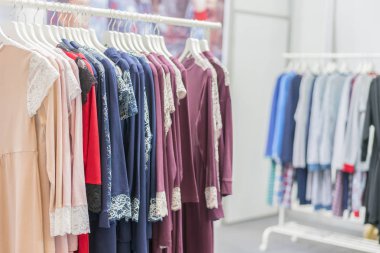 Giyim konsept YTL'den satılır. Bayan Pijama askılar giysileri üzerinde depolamak. Pijama dükkanda. Reklam, satış, moda kavramı. Alışveriş, moda giyim tarzı ve insanlar kavramı.