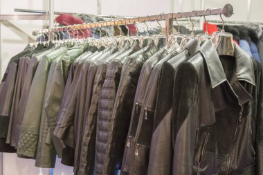 Deri ceketler askıları vasıl belgili tanımlık stok. Vasıl belgili tanımlık stok askı üzerinde çeşitli deri ceketler.